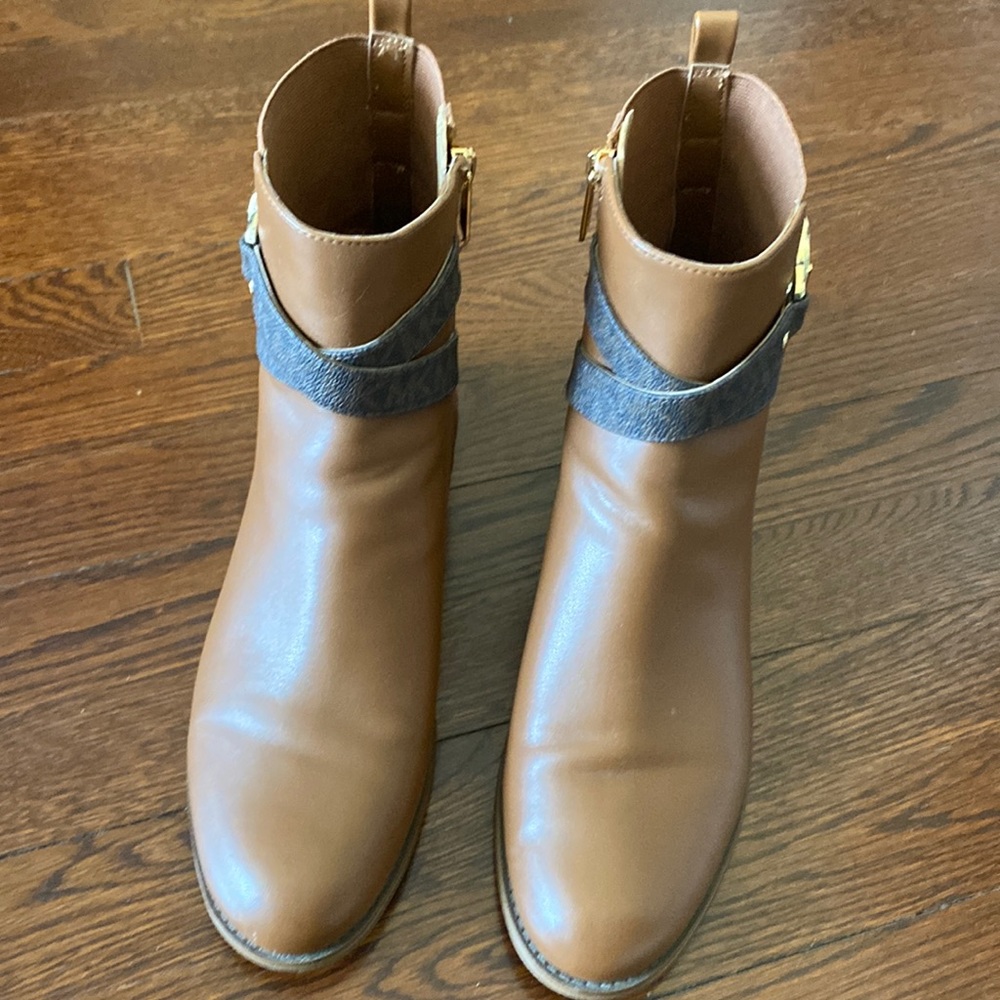 Slightly used Michael Kors Leather boots size 10